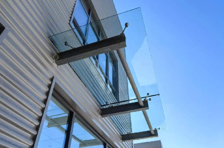 白银为什么要给钢结构雨棚打孔！